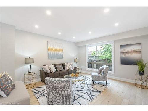 7318 Bendigo Circle, Mississauga, ON - Indoor Photo Showing Living Room