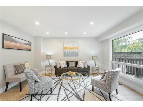 7318 Bendigo Circle, Mississauga, ON - Indoor Photo Showing Living Room