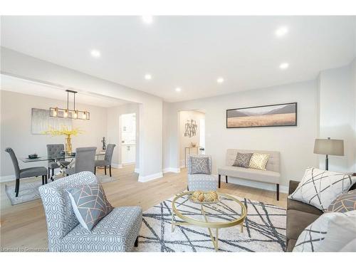 7318 Bendigo Circle, Mississauga, ON - Indoor Photo Showing Living Room