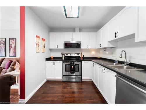 4363 Beverly Crescent, Lincoln, ON - Indoor Photo Showing Kitchen With Double Sink