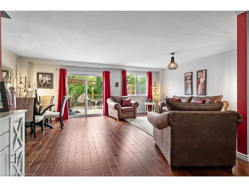 4363 Beverly Crescent, Lincoln, ON - Indoor Photo Showing Living Room