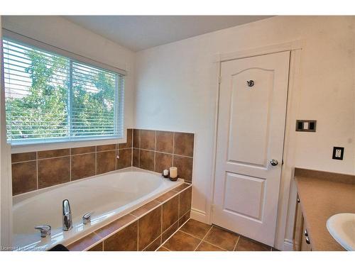 491 Pettit Trail, Milton, ON - Indoor Photo Showing Bathroom