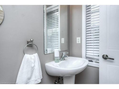 32 Manhattan Circle, Cambridge, ON - Indoor Photo Showing Bathroom