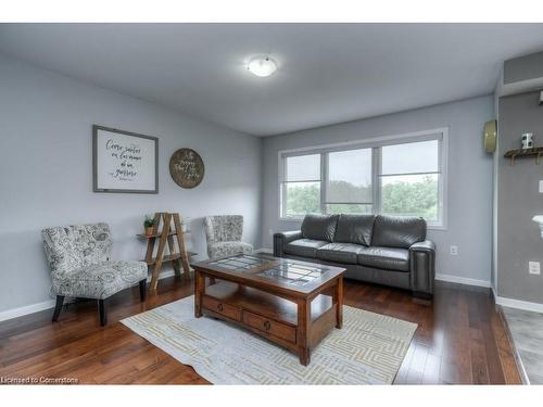 32 Manhattan Circle, Cambridge, ON - Indoor Photo Showing Living Room