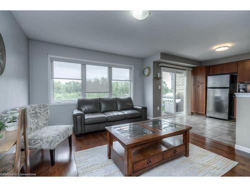 32 Manhattan Circle, Cambridge, ON - Indoor Photo Showing Living Room