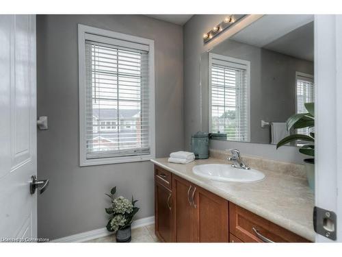 32 Manhattan Circle, Cambridge, ON - Indoor Photo Showing Bathroom