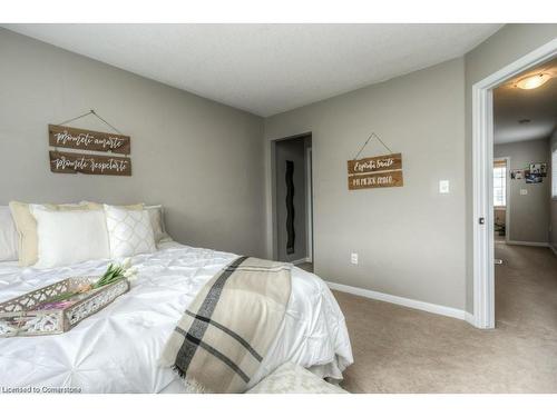 32 Manhattan Circle, Cambridge, ON - Indoor Photo Showing Bedroom