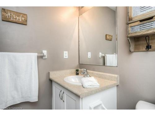 32 Manhattan Circle, Cambridge, ON - Indoor Photo Showing Bathroom