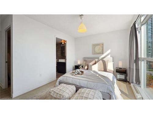 612-10 Capreol Court, Toronto, ON - Indoor Photo Showing Bedroom