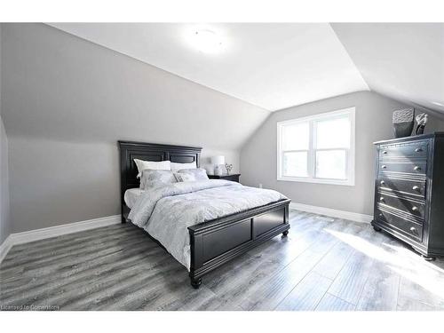 Main-39 Walter Avenue S, Hamilton, ON - Indoor Photo Showing Bedroom