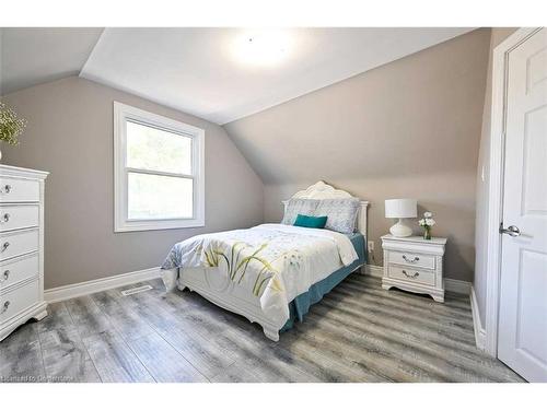 Main-39 Walter Avenue S, Hamilton, ON - Indoor Photo Showing Bedroom