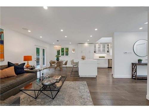 4 Courtsfield Crescent, Etobicoke, ON - Indoor Photo Showing Living Room