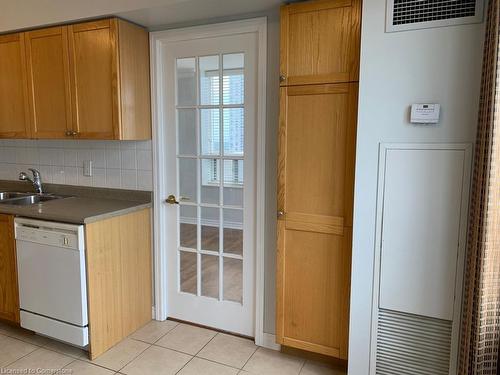 1805-55 Strathaven Drive, Mississauga, ON - Indoor Photo Showing Kitchen With Double Sink