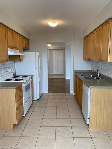 1805-55 Strathaven Drive, Mississauga, ON - Indoor Photo Showing Kitchen With Double Sink