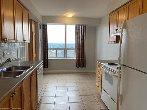 1805-55 Strathaven Drive, Mississauga, ON - Indoor Photo Showing Kitchen With Double Sink