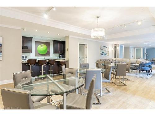 704-900 Mount Pleasant Road, Toronto, ON - Indoor Photo Showing Dining Room