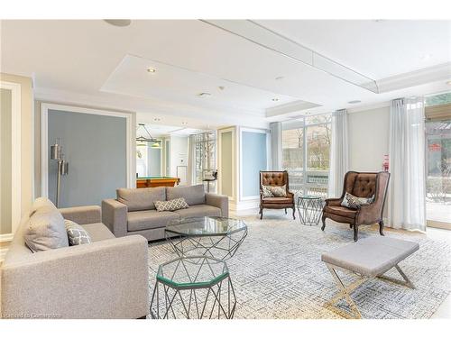 704-900 Mount Pleasant Road, Toronto, ON - Indoor Photo Showing Living Room