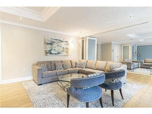 704-900 Mount Pleasant Road, Toronto, ON - Indoor Photo Showing Living Room