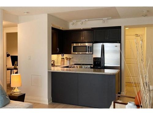 704-900 Mount Pleasant Road, Toronto, ON - Indoor Photo Showing Kitchen