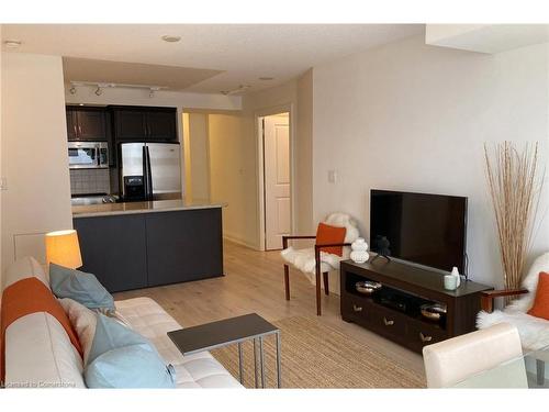 704-900 Mount Pleasant Road, Toronto, ON - Indoor Photo Showing Living Room