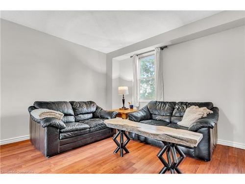 38-7340 Copenhagen Road, Mississauga, ON - Indoor Photo Showing Living Room