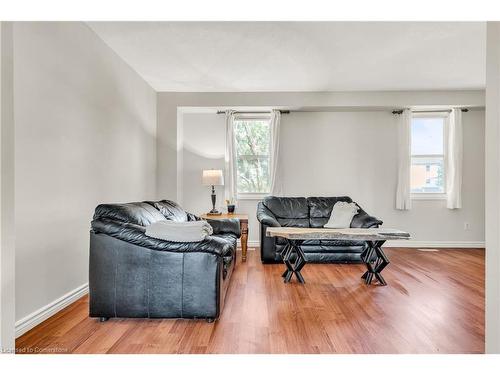 38-7340 Copenhagen Road, Mississauga, ON - Indoor Photo Showing Living Room