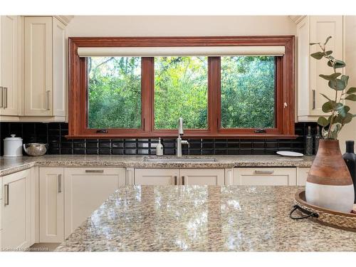 1100 Haydonbridge Court, Peel, ON - Indoor Photo Showing Kitchen