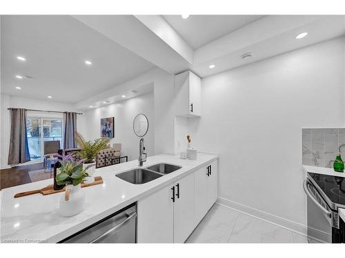 Th55-295 Village Green Square, Toronto, ON - Indoor Photo Showing Kitchen With Double Sink With Upgraded Kitchen