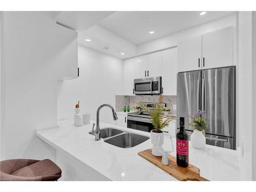 Th55-295 Village Green Square, Toronto, ON - Indoor Photo Showing Kitchen With Stainless Steel Kitchen With Double Sink With Upgraded Kitchen