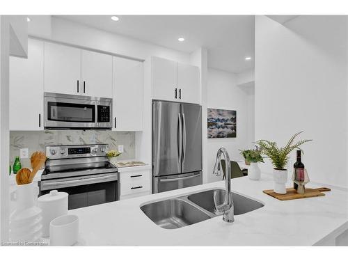 Th55-295 Village Green Square, Toronto, ON - Indoor Photo Showing Kitchen With Stainless Steel Kitchen With Double Sink