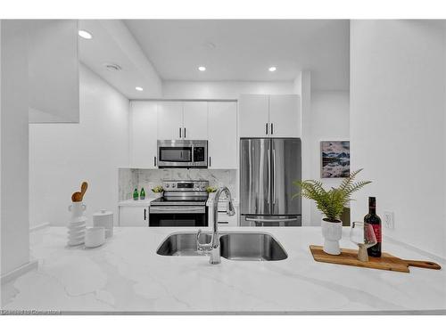 Th55-295 Village Green Square, Toronto, ON - Indoor Photo Showing Kitchen With Stainless Steel Kitchen With Double Sink With Upgraded Kitchen