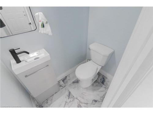 82 Shelby Avenue, Hamilton, ON - Indoor Photo Showing Bathroom