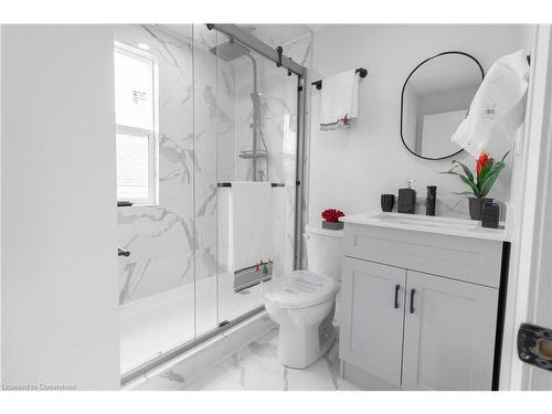 82 Shelby Avenue, Hamilton, ON - Indoor Photo Showing Bathroom