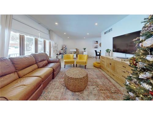 93 Riverlea Road, Cannington, ON - Indoor Photo Showing Living Room