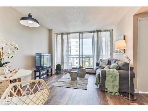 1603-150 Charlton Avenue E, Hamilton, ON - Indoor Photo Showing Living Room