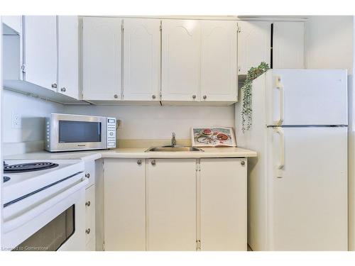 1603-150 Charlton Avenue E, Hamilton, ON - Indoor Photo Showing Kitchen