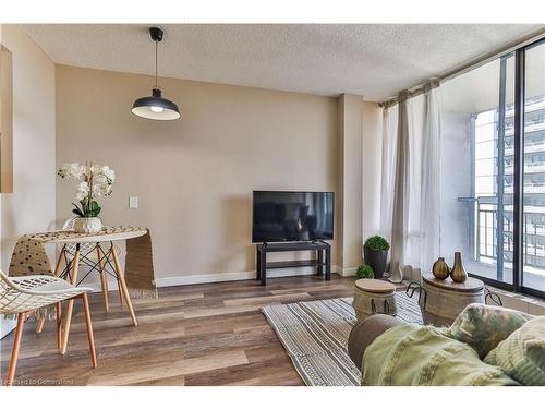 1603-150 Charlton Avenue E, Hamilton, ON - Indoor Photo Showing Living Room