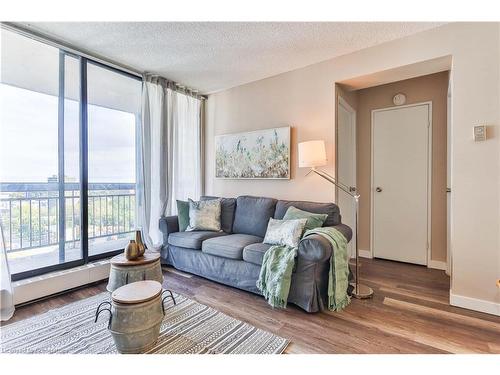 1603-150 Charlton Avenue E, Hamilton, ON - Indoor Photo Showing Living Room