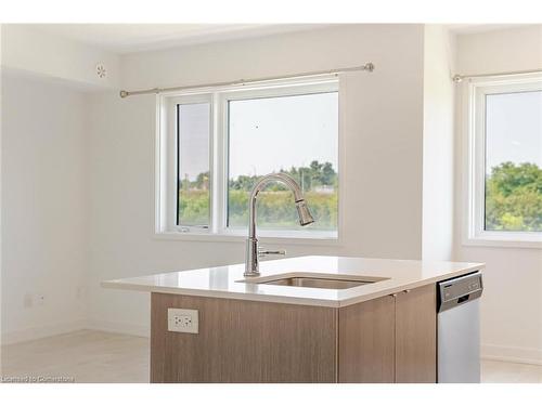 108-1135 Cooke Boulevard, Burlington, ON - Indoor Photo Showing Kitchen