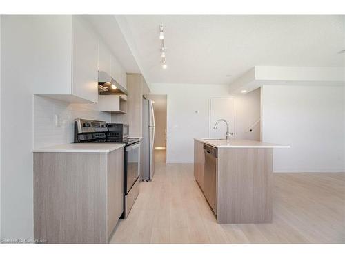 108-1135 Cooke Boulevard, Burlington, ON - Indoor Photo Showing Kitchen