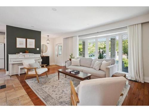 70 Country Club Drive, Hamilton, ON - Indoor Photo Showing Living Room