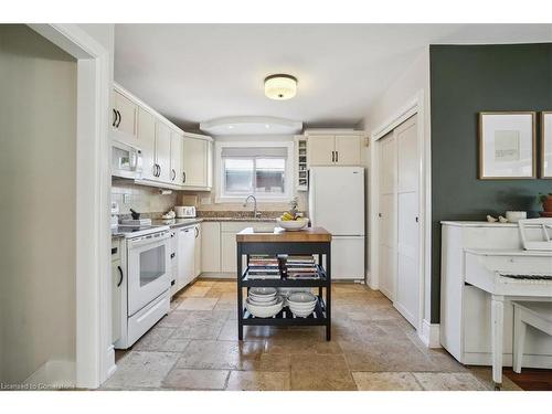 70 Country Club Drive, Hamilton, ON - Indoor Photo Showing Kitchen