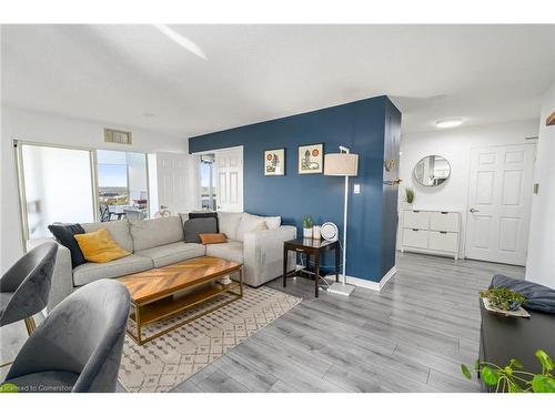 1403-30 Malta Avenue, Brampton, ON - Indoor Photo Showing Living Room