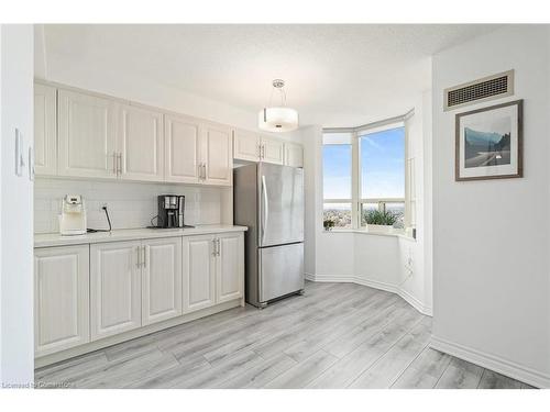 1403-30 Malta Avenue, Brampton, ON - Indoor Photo Showing Kitchen