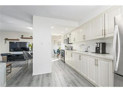 1403-30 Malta Avenue, Brampton, ON - Indoor Photo Showing Kitchen