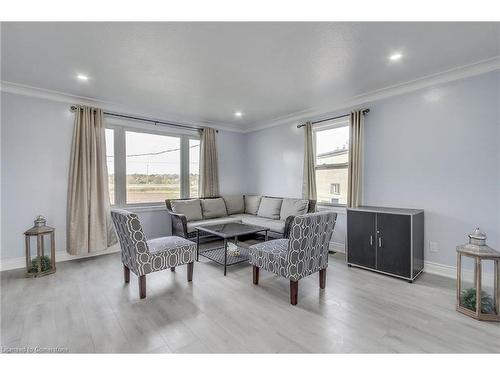 15 Grencer Road, Bradford, ON - Indoor Photo Showing Living Room