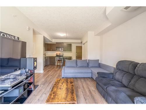 Ll14-25 Kay Cres Crescent, Guelph, ON - Indoor Photo Showing Living Room