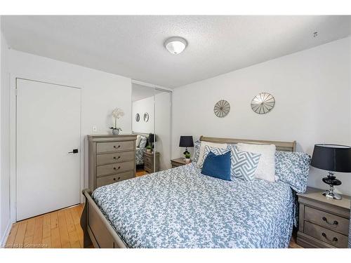 128 Fanshawe Drive, Brampton, ON - Indoor Photo Showing Bedroom