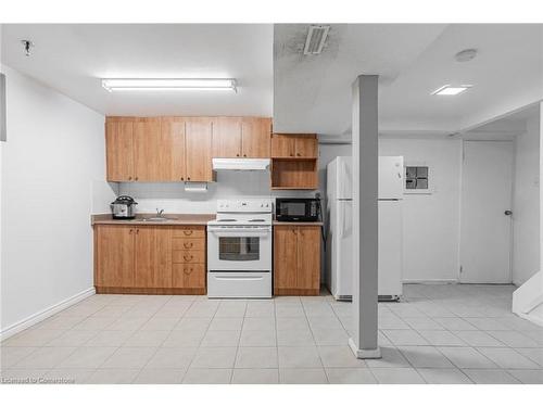 128 Fanshawe Drive, Brampton, ON - Indoor Photo Showing Kitchen