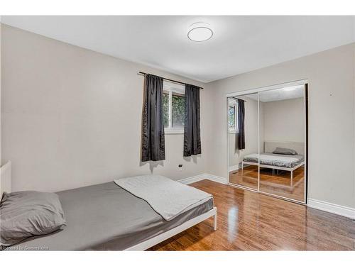 70 Gainsborough Road, Hamilton, ON - Indoor Photo Showing Bedroom